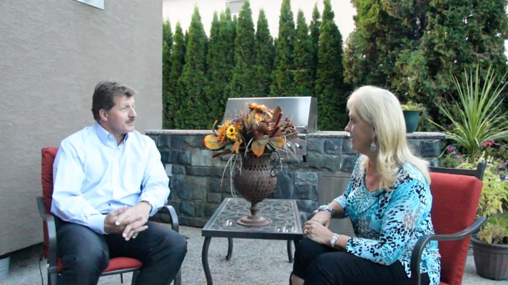 A counsellor and client speaking privately at an outdoor table